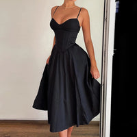 Robe corset noire à bretelles spaghetti élégante et plissée