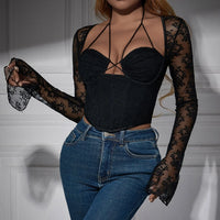 Bustier noir en dentelle ajourée avec manches longues et col halter