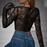 Bustier noir en dentelle ajourée avec manches longues et col halter